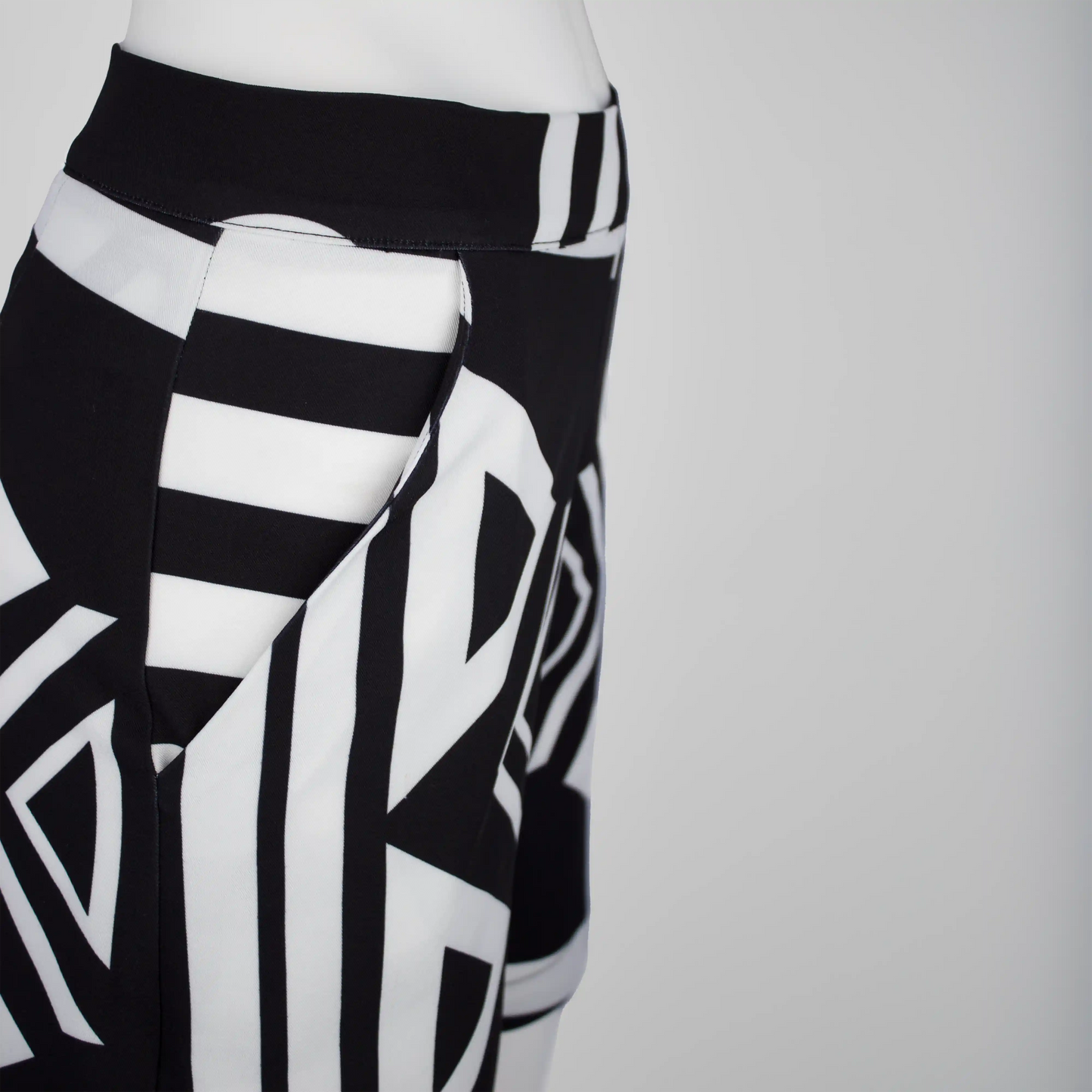 AYGENT SHORTS Airforce Black White Shorts Leigh Schubert